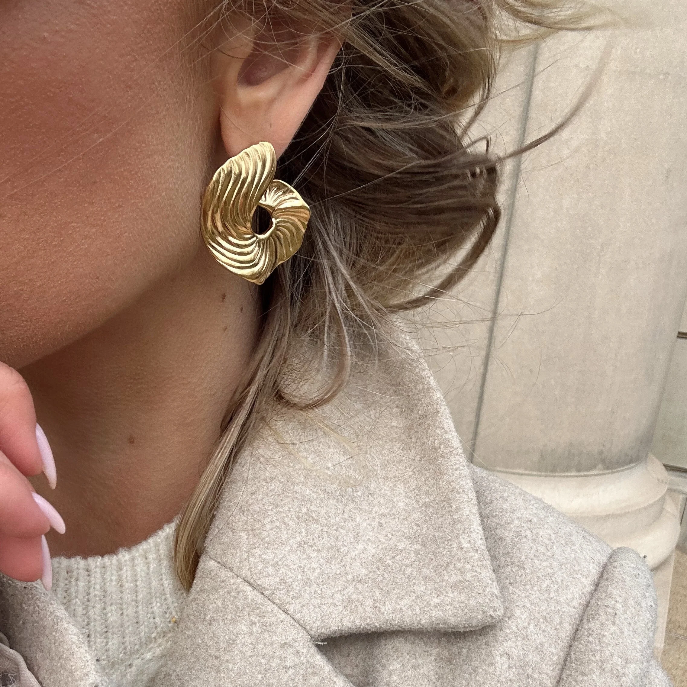 FLOWING SWIRL HOOPS. - Image 2