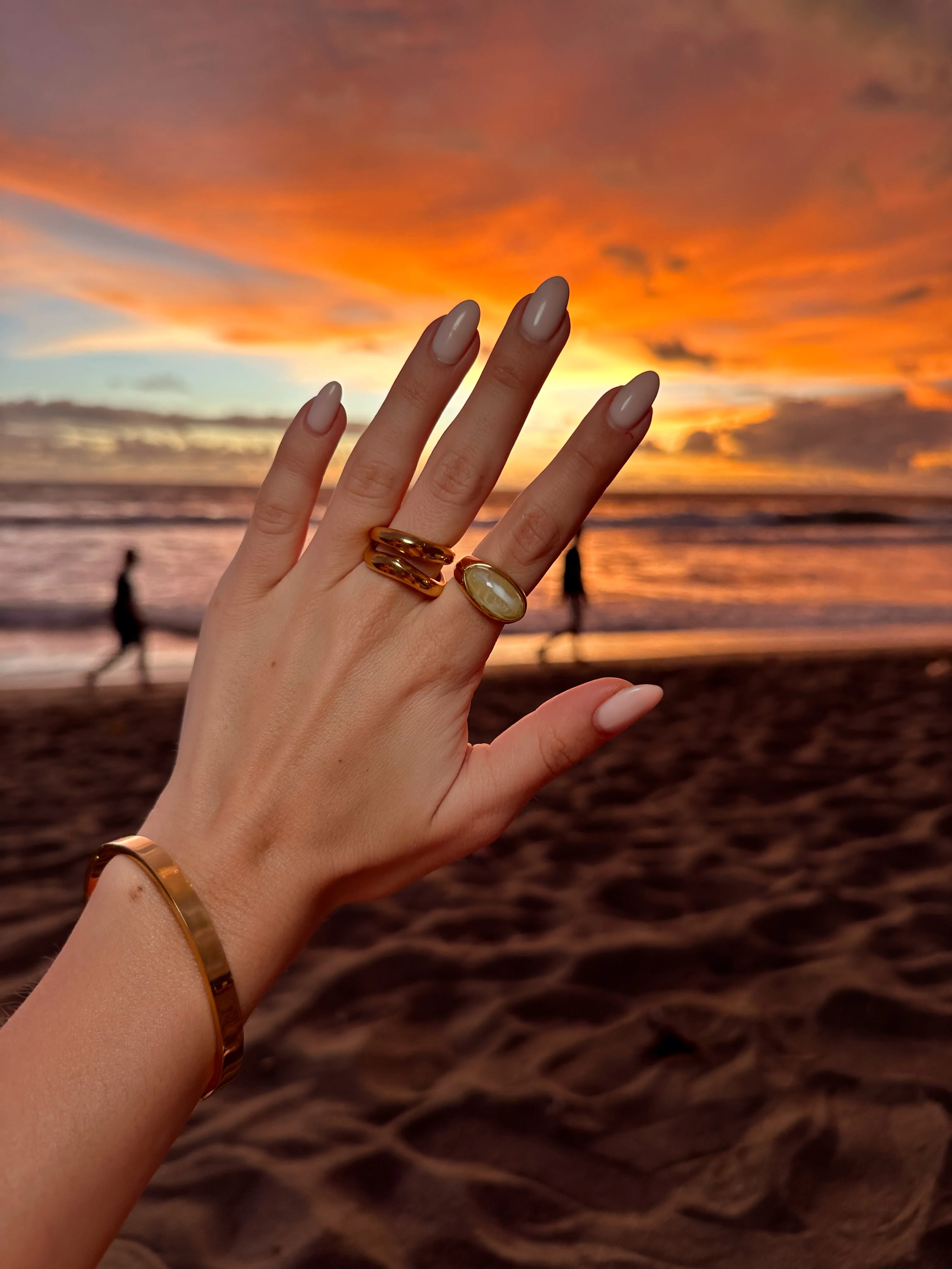 GLOW. - Image 3