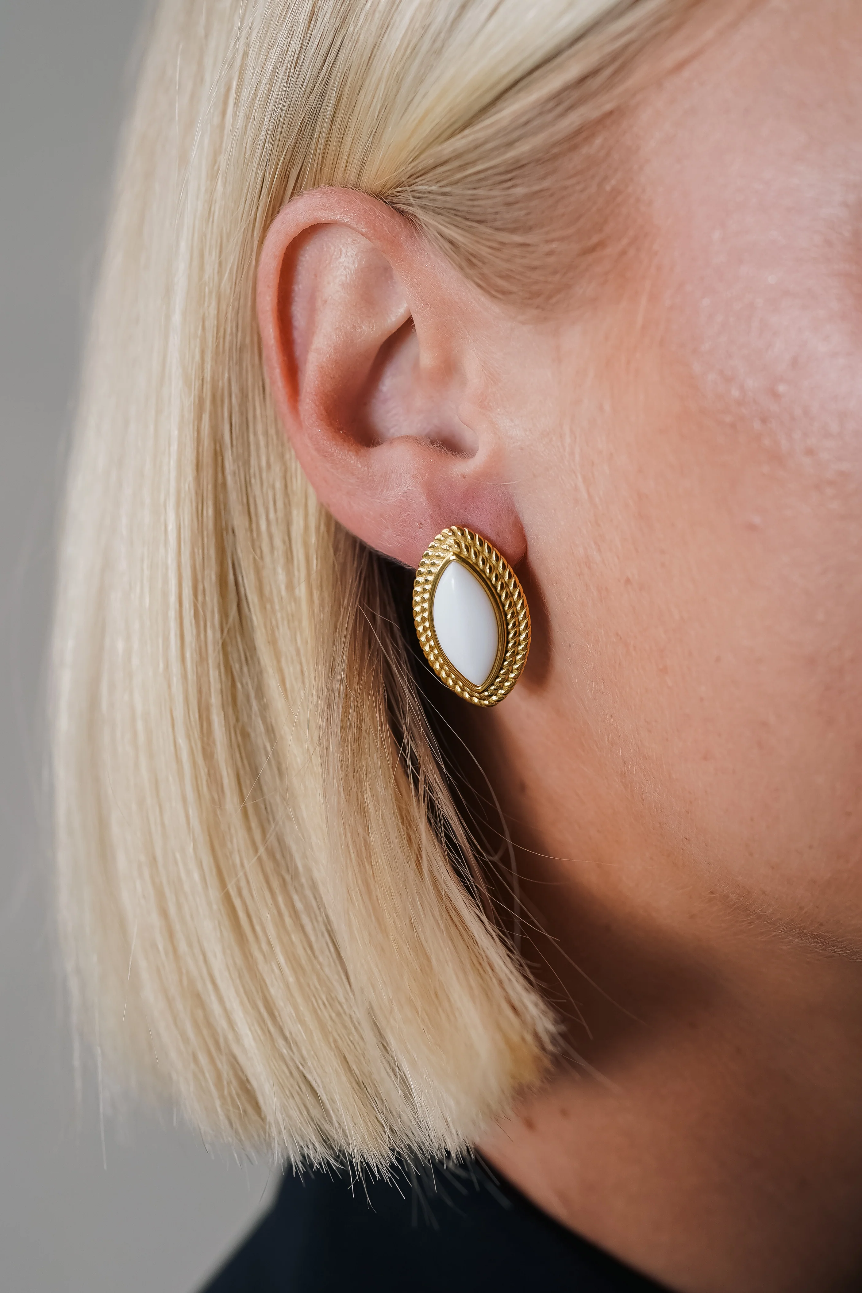 OVAL. - Image 3