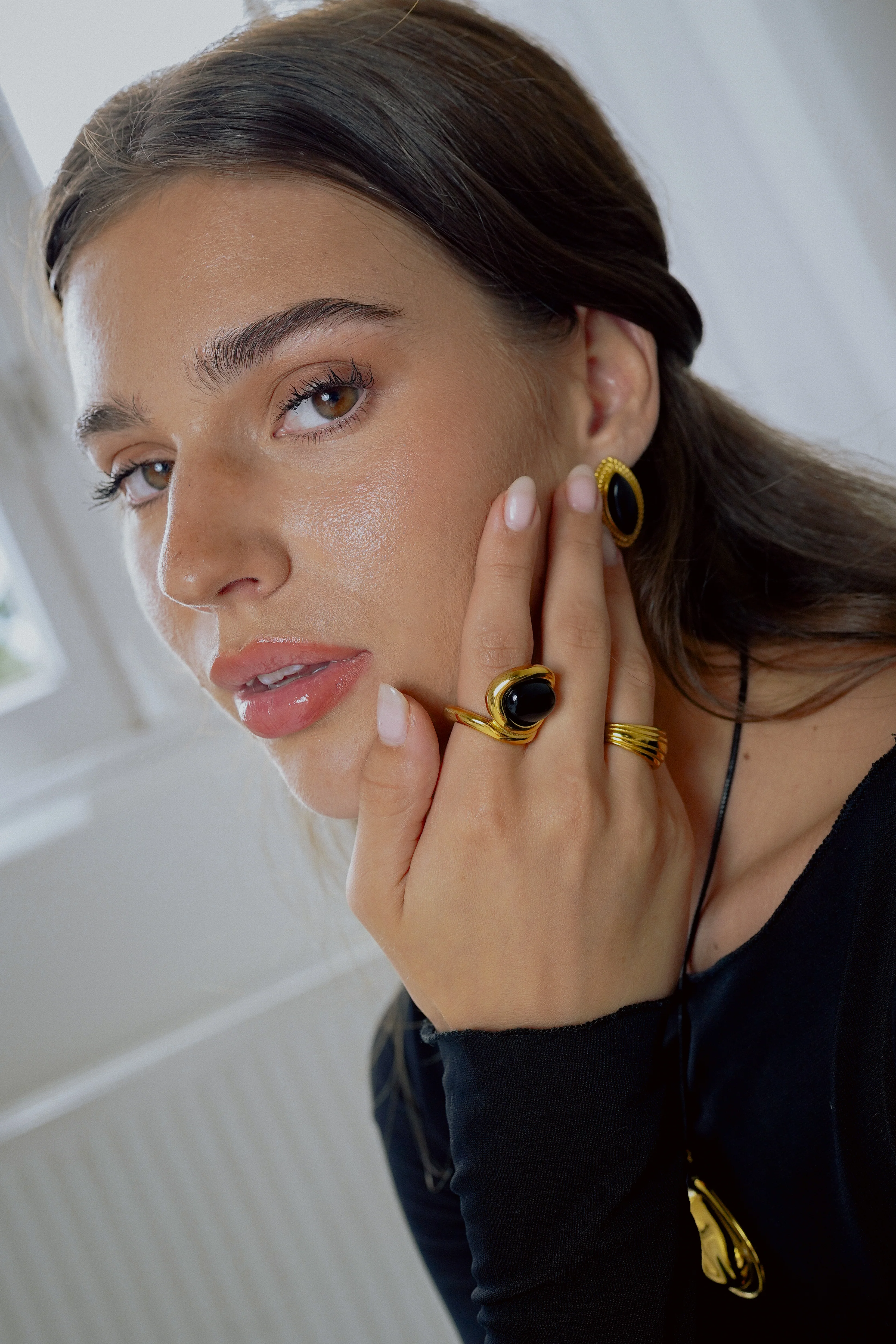 STATEMENT COCKTAIL RING. BLACK - Image 2