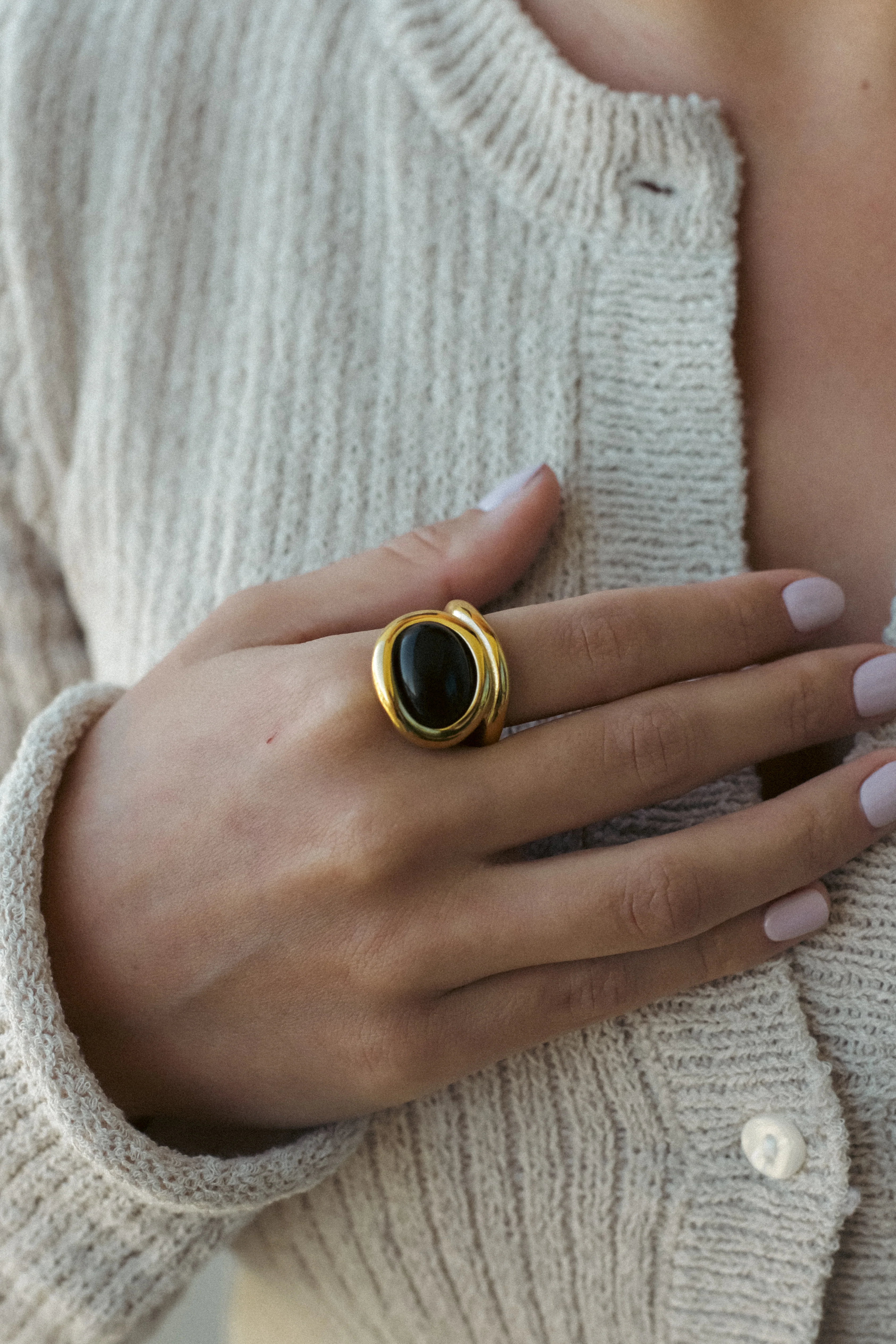 STATEMENT COCKTAIL RING. BLACK - Image 6