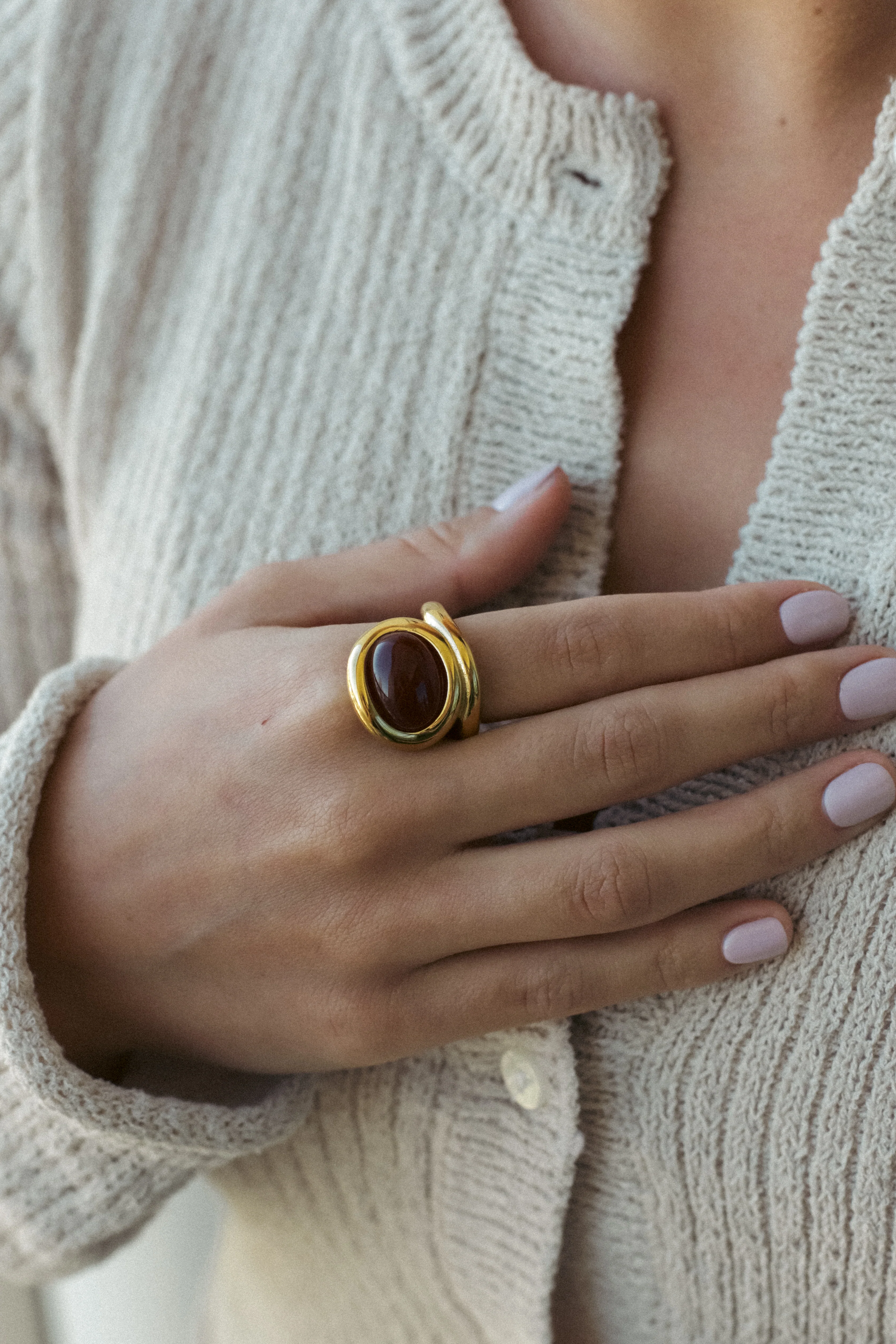STATEMENT COCKTAIL RING. RED - Image 3