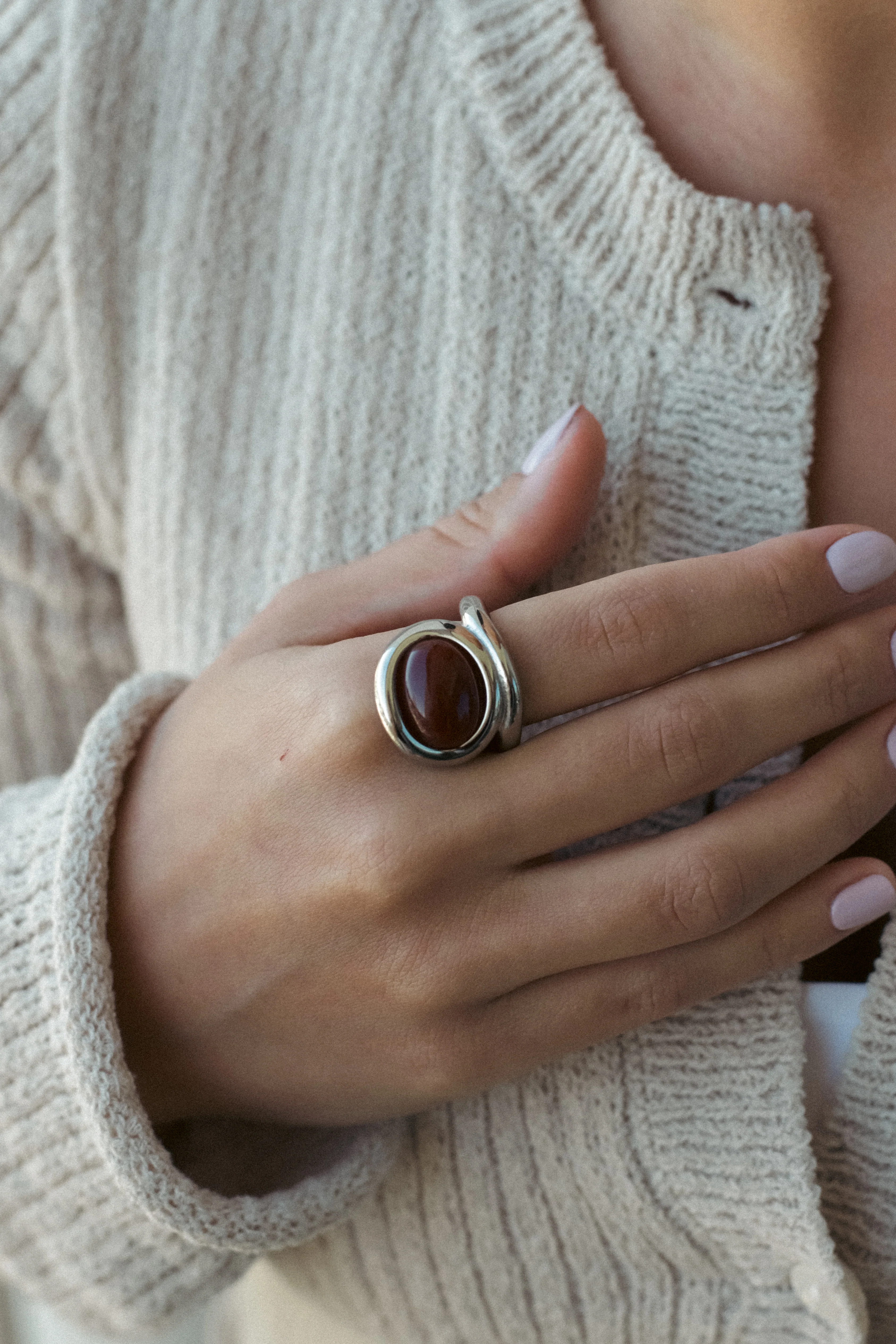 STATEMENT COCKTAIL RING. RED - Image 5